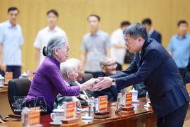 Le Premier ministre Lê Minh Hung avec des membres vétérans du Parti du Comité du Parti de la ville de Hai Phong. Photo : VNA