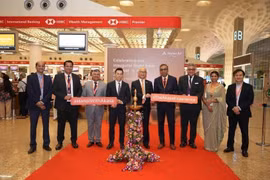 L'ambassadeur du Vietnam en Inde, Trinh Minh Manh (cinquième en partant de la droite), et le consul général du Vietnam à Mumbai, Le Quang Bien (sixième en partant de la droite), lors de la cérémonie d'inauguration de la liaison aérienne (Photo fournie par l'ambassade du Vietnam en Inde).