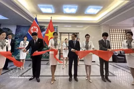 Le ministre vietnamien des Affaires étrangères, Le Hoai Trung (au centre), le vice-ministre nord-coréen des Affaires étrangères, Pak Sang Gil (à gauche), et l'ambassadeur du Vietnam en RPDC, Le Ba Vinh, ont coupé le ruban inaugural de l'exposition. Photo : VNA