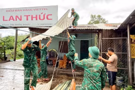 Les cadres et soldats du poste-frontière international de La Lay, relevant des gardes-frontières de Quang Tri, participent aux opérations de remise en état et aident les habitants à retrouver rapidement une vie stable. Photo : VNA