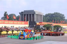 La délégation représentant les 54 groupes ethniques du Vietnam défile devant la tribune. (Photo : VNA)