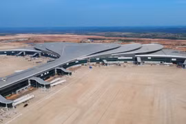 Les travaux de l'aire de stationnement des aéronefs et de la structure principale du terminal passagers de l'aéroport international de Long Thanh sont quasiment achevés. Photo : VNA 