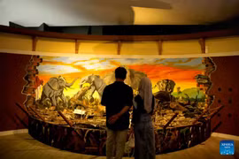 Des gens visitent le musée du tsunami dans la province d'Aceh, en Indonésie, le 12 décembre 2024. Photo : Xinhua