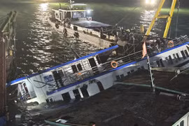 Le bateau touristique Vinh Xanh 58, qui a chaviré, a été récupéré et remorqué jusqu'à la côte le 20 juillet pour une enquête plus approfondie. (Photo : VNA)
