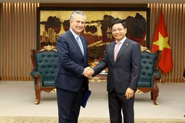 Le vice-Premier ministre Nguyen Van Thang (droite) et Ernesto Torres Cantu, responsable des activités internationales de Citigroup. Photo : VNA