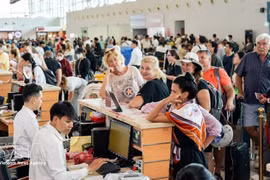 Des passagers à l'aéroport international de Phu Quoc. Photo : VNA