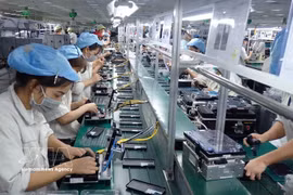 Assemblage de composants électroniques pour téléphones portables chez Handanbi Vina Co., Ltd., dans la zone industrielle de Diem Thuy, province de Thai Nguyen. Photo : VNA
