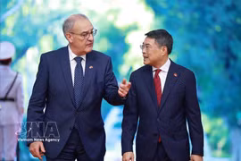 Le Premier ministre Lê Minh Hung (droite) et le président suisse Guy Parmelin. Photo : VNA