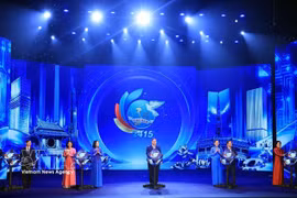Les délégués procèdent au lancement du concours « Entrepreneuriat féminin par l’innovation et valorisation des marques vietnamiennes 2027 ». Photo : VNA