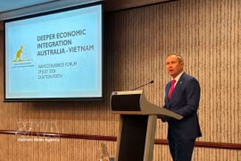 Le Premier ministre d'Australie-Occidentale, Roger Cook, lors du Forum. Photo : VNA