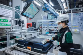 Système de bras robotisés et équipements modernes sur la chaîne de production de téléviseurs de la société Regza Electronics Vietnam (SARL). Photo : VNA