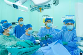 Chirurgie d’un cancer rectal sur une patiente indonésienne à Hô Chi Minh-Ville. Photo : VNA