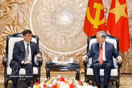 Le secrétaire général du Parti et président de la République To Lam (droite) et l’ambassadeur de Mongolie au Vietnam, Jigjee Sereejav. Photo : VNA