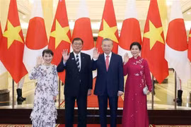 Le secrétaire général du Parti communiste du Vietnam To Lam (deuxième à droite) et son épouse accueillent le Premier ministre japonais Ishiba Shigeru et son épouse à Hanoï le 27 avril. Photo : VNA