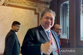 Le ministre coordinateur des affaires économiques, Airlangga Hartarto, répond aux questions des journalistes en marge de ses fonctions officielles aux côtés du président Prabowo Subianto à Saint-Pétersbourg, en Russie, le 20 juin. (Photo : ANTARA)