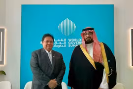 Le ministre indonésien de la coordination des affaires économiques, Airlangga Hartarto (à gauche), rencontre le ministre saoudien de l'Économie et de la Planification, Faisal F. Alibrahim, lors du Sommet mondial des gouvernements 2025 à Dubaï, aux Émirats arabes unis, le 11 février 2025. (Photo : ANTARA)
