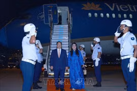 Le Premier ministre Pham Minh Chinh, son épouse Lê Thi Bich Trân et une délégation vietnamienne de haut rang ont atterri tôt le 5 juillet (heure locale) à l'aéroport Galeão de Rio de Janeiro tôt le 5 juillet (heure locale), entamant ainsi leur participation au sommet élargi des BRICS et aux activités bilatérales au Brésil. Photo : VNA