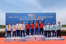 L'équipe vietnamienne remporte la médaille d'or dans l'épreuve mixte C4 hommes-femmes. (Photo : thethao247.vn)