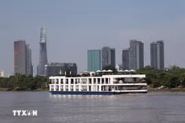 Un bateau de croisière de luxe transporte des touristes à la découverte de Hô Chi Minh-Ville sur la rivière de Saïgon. Photo : VNA