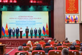 Le secrétaire général du Comité central du Parti communiste du Vietnam et président de la République, Tô Lâm, et le président de la Fédération de Russie, Vladimir Poutine, assistent à la cérémonie et prononcent des allocutions en ligne depuis le point de connexion en Russie. Photo : VNA