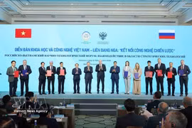 Le Vietnam et la Russie échangent des documents de coopération dans les domaines des sciences, des technologies et de l’éducation. Photo : VNA