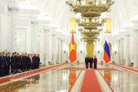 Le président russe Vladimir Poutine préside la cérémonie d'accueil du secrétaire général du Parti et président To Lam, de son épouse et de la délégation vietnamienne de haut niveau lors de leur visite d'État en Fédération de Russie. Photo : VNA
