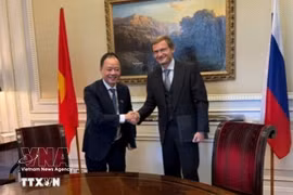 Le professeur-docteur Trân Hông Thai, président de l’Académie des sciences et des technologies du Vietnam, et Artyom Zassourky, vice-président chargé des activités internationales du groupe public AFK Sistema. Photo : VNA