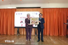 Le vice-président de l'Assemblée nationale du Vietnam, Le Minh Hoan, offre un cadeau au lycée n° 488, dans l’arrondissement de Vyborg, en Russie. Photo : VNA