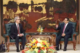 Le Premier ministre Pham Minh Chinh (à droite) reçoit Fernando Andresen Guimaraes, directeur de la gouvernance internationale des océans et de la pêche durable de la CE. Photo : VNA