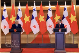 Le secrétaire général du PCV et président Tô Lâm et le président panaméen rencontrent la presse. Photo : VNA