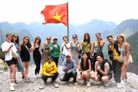 Un groupe de touristes internationaux pose pour une photo-souvenir sur le plateau karstique de Đông Van. Photo : VNA