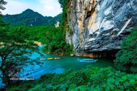 Le paysage à l’extérieur de la grotte de Phong Nha, dans le parc national de Phong Nha-Ke Bang, offre un décor digne d’un tableau. Photo : VNA