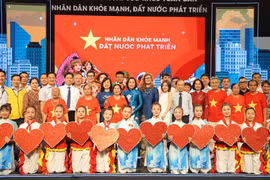 La vice-présidente de l’Assemblée nationale Nguyen Thi Thanh, la ministre de la Sané Dao Hong Lanet les délégués lors de l'événement. Photo d'illustration : Nhan dan.vn