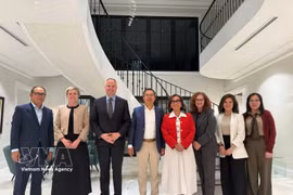 L’ambassadeur du Vietnam en Australie, Pham Hung Tam, pose pour une photo souvenir avec des députés des partis d’opposition et indépendants du Parlement fédéral australien à la Maison du Vietnam, à Canberra. Photo : VNA 