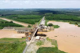 Situé dans la commune de Nha Bich, province de Dông Nai (Sud), le barrage de Phuoc Hoa, couvrant plus de 2 000 hectares, est une source essentielle d’eau douce pour la région Sud-Est du Vietnam. Photo / VNA