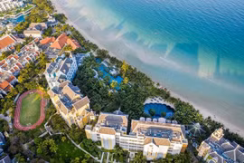 Les complexes hôteliers de luxe en bord de mer à Kem Beach, classée parmi les 50 plus belles plages du monde, continuent de séduire les voyageurs internationaux. Photo : Sun Group