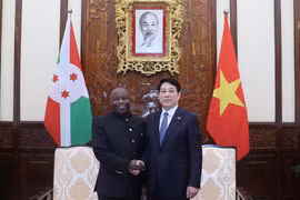Le président vietnamien, Luong Cuong (droite) et le président du Burundi, Évariste Ndayishimiye. Photo : VNA