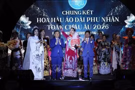 La Finlandaise Nguyen Thuong Thuy remporte le titre de Mme Ao Dai Europe (moins de 44 ans) Photo : VNA