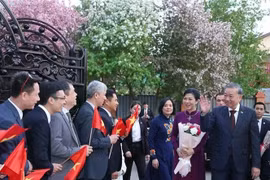Le secrétaire général du Parti communiste du Vietnam, To Lam, son épouse et la délégation vietnamienne de haut rang sont accueillis par l'ambassade du Vietnam et les membres de la communauté au Kazakhstan le 5 mai. (Photo : VNA)