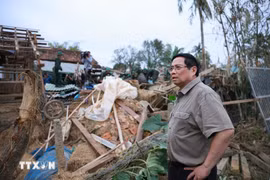 Le Premier ministre Pham Minh Chinh visite une maison complètement effondrée par les inondations dans le village de Phu Huu, commune de Hoa Thinh, province de Dak Lak. Photo : VNA
