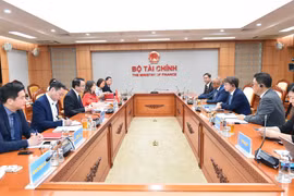 Lors de la séance de travail entre le vice-ministre des Finances, Tran Quoc Phuong, et Kim Dongil, directeur de la Banque asiatique de développement (BAD) représentant la République de Corée, la Papouasie-Nouvelle-Guinée, le Sri Lanka, Taipei (Chine), l'Ouzbékistan, le Vanuatu et le Vietnam. (Photo : Ministère des Finances)