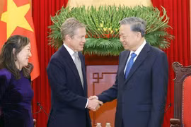 Le secrétaire général du Parti communiste du Vietnam To Lam (droite) et le fondateur et président de Berggruen Holdings et de l'Institut Berggruen, Nicholas Berggruen, et la directrice de l'Institut Weatherhead d'Asie de l'Est de l'Université Columbia aux États-Unis, Nguyen Thi Lien Hang. Photo : VNA