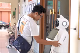 Robot doté d’IA contribuant à alléger la charge de travail des fonctionnaires lors de l’étape de conseil initial, tout en permettant aux citoyens de se familiariser avec les applications de l’intelligence artificielle dans la prestation des services publics. Photo : VNA