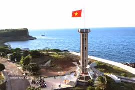 Mât du drapeau de la souveraineté nationale sur l’île de Côn Co. Photo : VNA