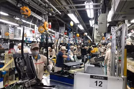 Ouvriers de Toyota Boshoku Hanoi Co., Ltd dans la province de Phu Tho. Photo : VNA