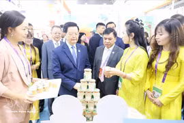 Le vice-Premier ministre Mai Van Chinh visite un stand vietnamien à la 22e CAEXPO. Photo: VNA