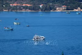 Lé touristes visitent l'île de Phu Quoc de Kien Giang. Photo : VNA