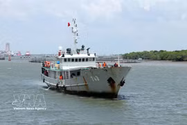 Le navire 743 ramène le pêcheur Trương Văn Chung au port de la Flottille 129, le 18 août 2026. Photo : VNA