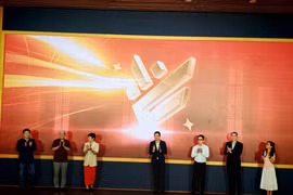 Le directeur de l’Autorité de la radiodiffusion, de la télévision et de l’information électronique, Lê Quang Tu Do, et les délégués appuient sur le bouton pour lancer officiellement l’événement. Photo : Chinhphu.vn