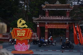 Des banderoles et des décorations accueillant le 14e Congrès national du Parti communiste du Vietnam sont déployées dans le parc central de la ville de Hué. Photo : VNA